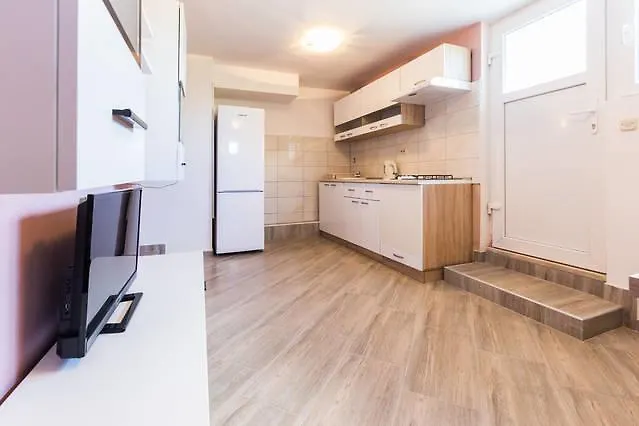 Bosotina Royal Sea View דירה