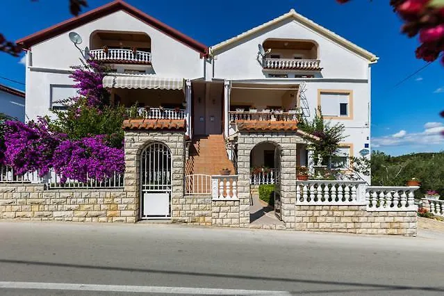Bosotina Royal Sea View דירה