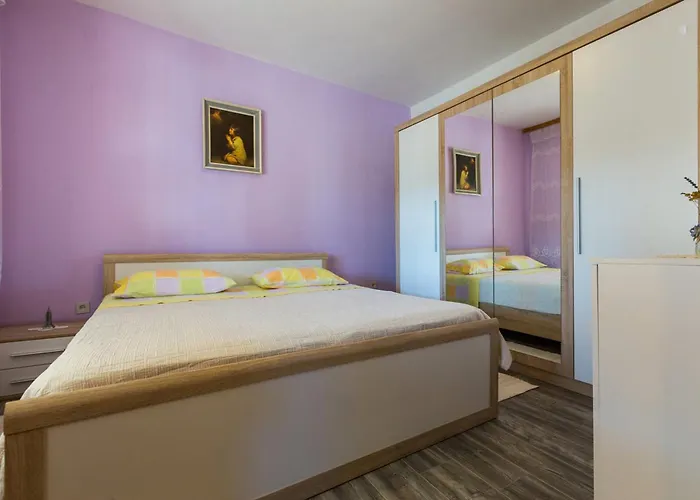 Bosotina Royal Sea View דירה