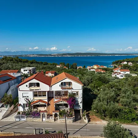 Bosotina Royal Sea View Lejlighed *